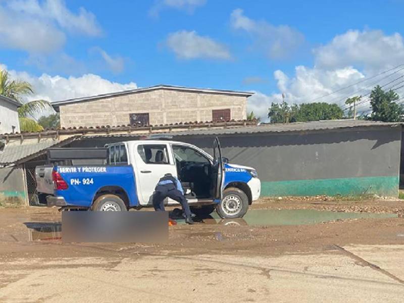 Un compañero de Fredy Contreras intenta levantar el cadáver.