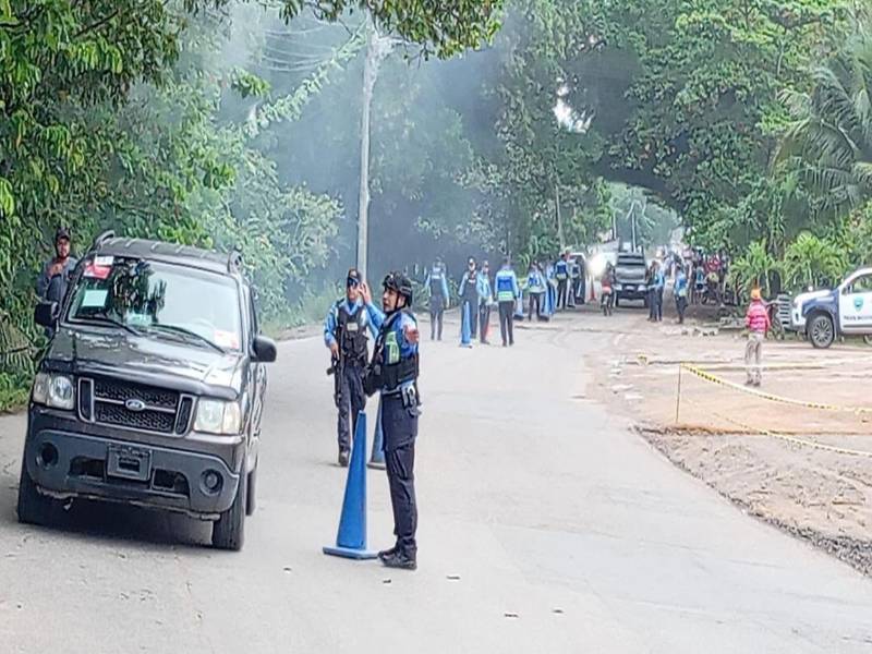 Miembros de la Policía Nacional durante el intento de desalojo.
