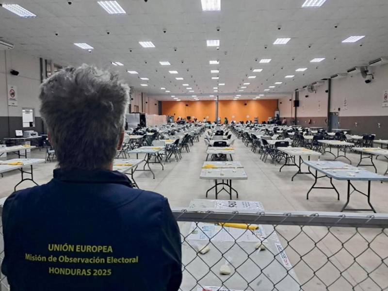 En la imagen, un observador de la Misión de Observación Electoral de la UE – Honduras 2025 espera el escrutinio, mientras se realizan los últimos preparativos en las instalaciones del Infop, en Tegucigalpa. Foto de la Misión de Observación Electoral de la UE.
