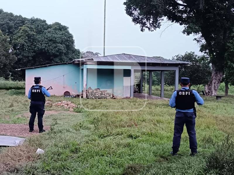 Dos agentes de la Dirección Policial de Investigaciones (DPI) durante los allanamientos que dejaron la captura de los implicados en el crimen de Bustillo.