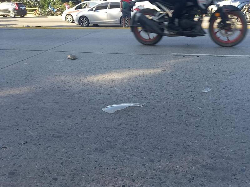 A un lado del cuerpo quedaron pedazos de lo que se supone fue el carro que la atropelló.