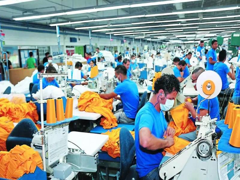 El salario vigente en la maquila es de 11,972.29 lempiras mensuales.