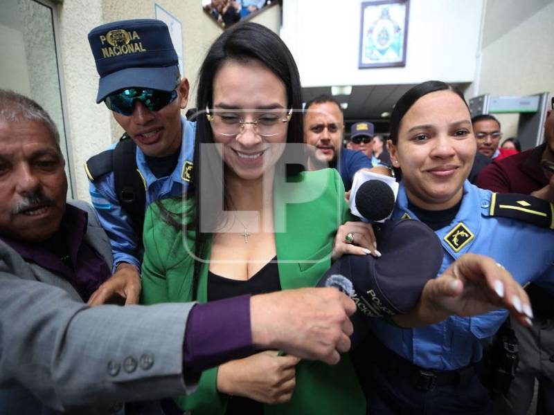 La medida fue adoptada este jueves por un juez a solicitud de la Fiscalía, que imputa a la legisladora 67 delitos de fraude.