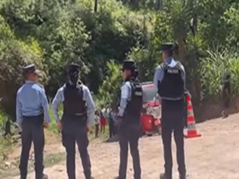 <b>Agentes policiales en la escena del crimen. Fotografía de redes sociales.</b>