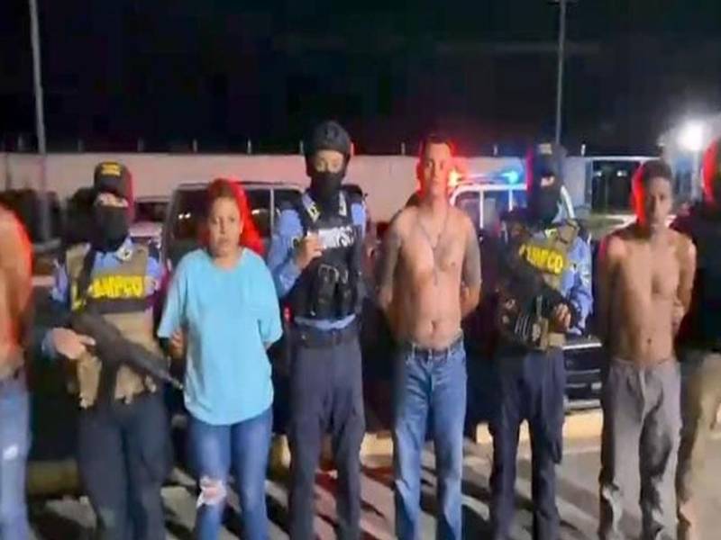 A los sospechosos se les supone responsables de los delitos de robo con fuerza e intimidación, encubrimiento de robo, tráfico de drogas, porte ilegal de arma de fuego de uso permitido y asociación para delinquir.