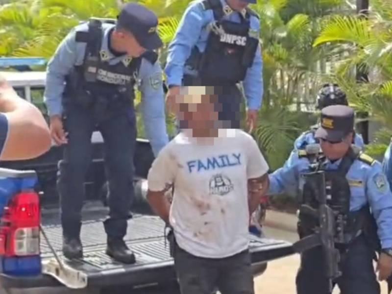 Agentes policiales custodian al sospechoso. Fotografía de las redes de la Policía Nacional.