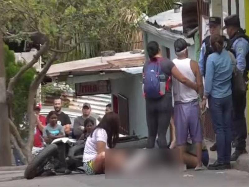 Familiares de las víctimas lloran desconsoladamente junto a los cadáveres.