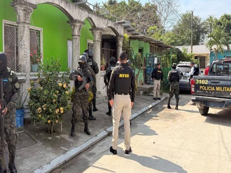 La Fiscalía Especial Contra el Crimen Organizado (FESCCO) y la Agencia Técnica de Investigación Criminal (ATIC), con apoyo de la Policía Militar del Orden Público (PMOP), realizan los allanamientos.