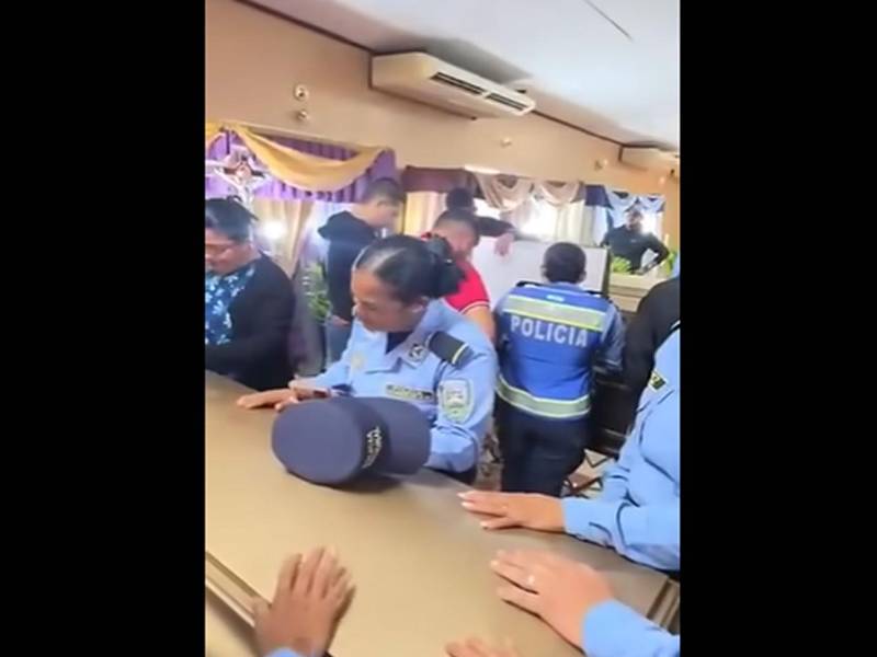 Momentos de consternación se vivieron en el recinto, donde compañeros de armas y familiares de los agentes muertos rompieron en un desgarrador llanto frente a los féretros de las víctimas. Imagen de redes sociales.