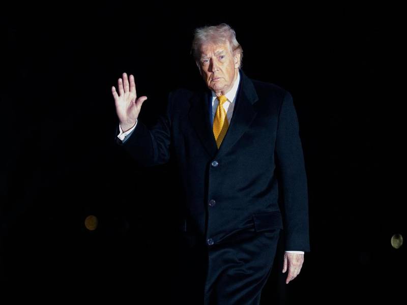 El presidente de Estados Unidos, Donald J. Trump, saluda a su regreso a la Casa Blanca en Washington, DC, EE.UU., ayer 4 de enero de 2026. EFE