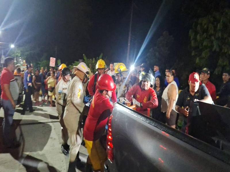 Los bomberos llevan los restos de Ramos Cruz.