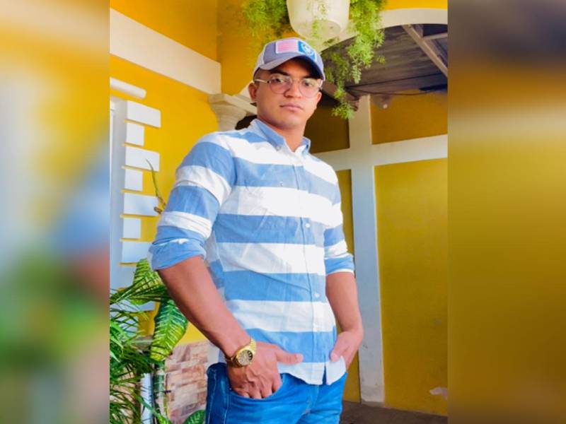 El padre de Yorbic Adony Vallecillo, uno de los siete agentes policiales que perdieron la vida en el accidente de tránsito ocurrido ayer en la carretera CA-5, a la altura de El Rodeo, Comayagua, se presentó en la Unidad Metropolitana de Prevención Número 7 de Danlí, donde permanece el cuerpo de su hijo, y compartió el profundo dolor que atraviesa su familia tras la tragedia.
