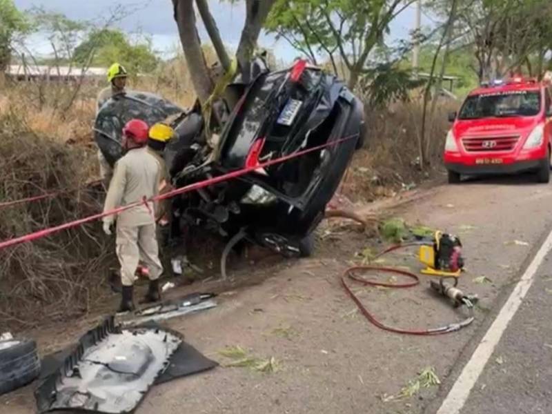 El accidente se registró ayer sábado en horas de la noche, luego de que el vehículo se estrellara contra un árbol a la orilla de la carretera. Fotografía tomada de redes sociales.
