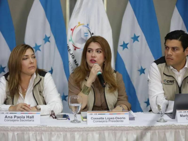 <b>Ana Paola Hall, Cossette López y Marlon Ochoa, consejeros del CNE. Imagen de archivo La Prensa. </b>