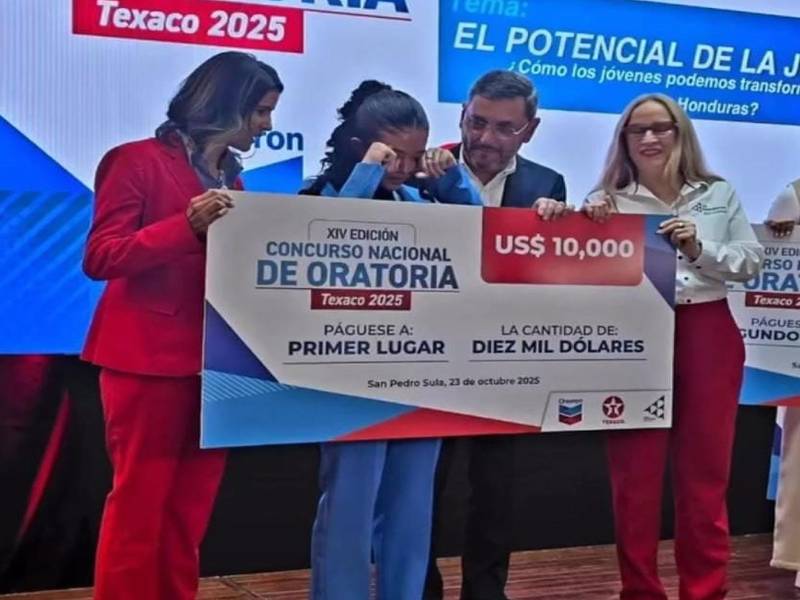 Representantes de Chevron, Texaco y JA Honduras entregando el premio a la ganadora del primer lugar del concurso nacional de oratoria.