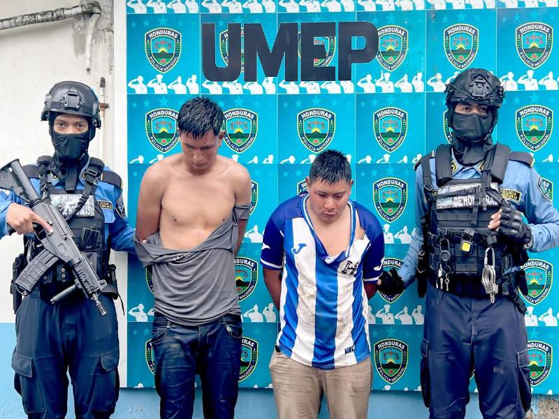 Los detenidos fueron identificados como Jonnis Martínez (de 29 años) y Ever Hernández (de 23).