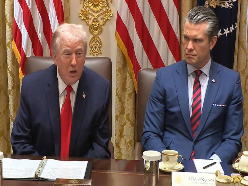 Captura de video de una transmisión de La Casa Blanca del presidente de EE.UU., Donald Trump, junto al secretario de Guerra Pete Hegseth este jueves, en Washington (EE.UU.). EFE