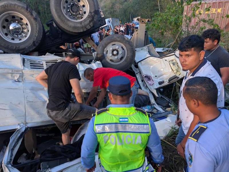 El hecho se registró ayer domingo en horas de la tarde. Varias personas intentaron rescatar a los heridos.