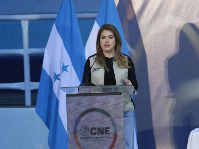 La consejera del CNE, Cossette López, explicó que el organismo solo mantiene la infraestructura para divulgar resultados y que no interviene “nunca, en ninguna etapa” en la elaboración de las actas.