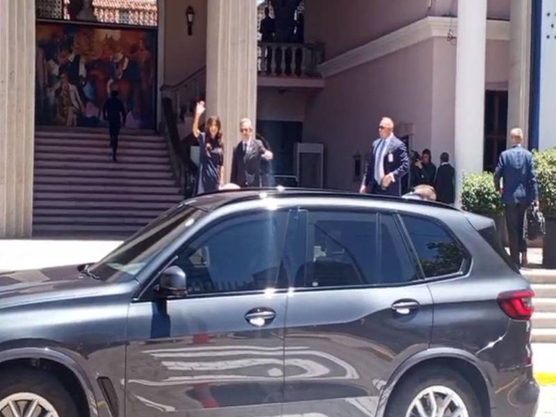 Kristi Noem saludó a los medios y a los presentes tras su llegada.