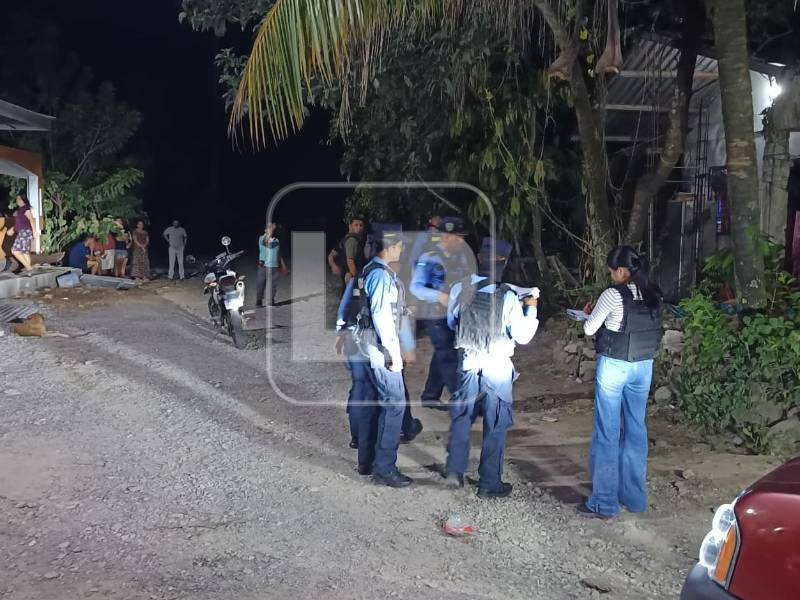 Una noche de terror se vivió ayer martes en la colonia Montefresco de la comunidad de El Pino, municipio de El Porvenir, Atlántida, donde un ataque armado perpetrado por sujetos desconocidos cobró la vida de dos mujeres y dejó a tres hombres gravemente heridos.