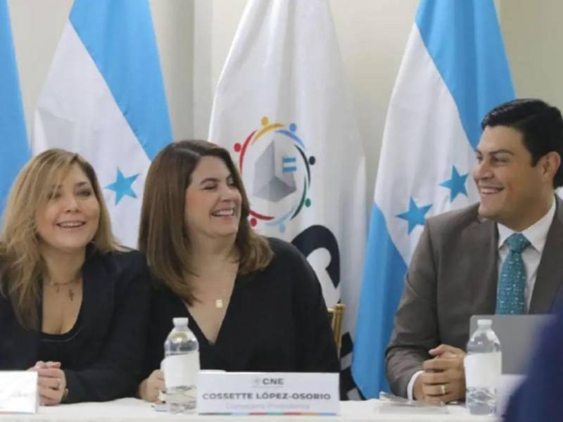 Ana Paola Hall, Cossette López y Marlon Ochoa en el Consejo Nacional Electoral. Foto de archivo: LA PRENSA.