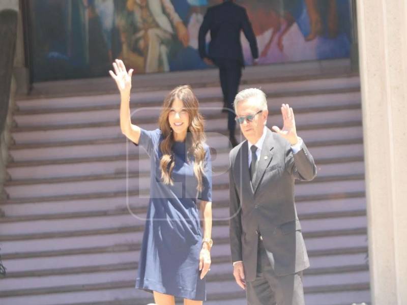Noem saludó a los medios de comunicación y a los presentes tras su llegada. Fue recibida por el embajador hondureño Roberto Flores Bermúdez. Foto: Alex Pérez.