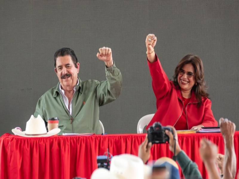 El expresidente de Honduras y coordinador general del gobernante Partido Libertad y Refundación (Libre, izquierda), Manuel Zelaya, se pronunció ayer este sábado para respaldar a los candidatos oficialistas que exigen la anulación de las elecciones generales del pasado 30 de noviembre, las cuales calificó como “procesos fraudulentos”. Imagen cortesía del X de Libre.