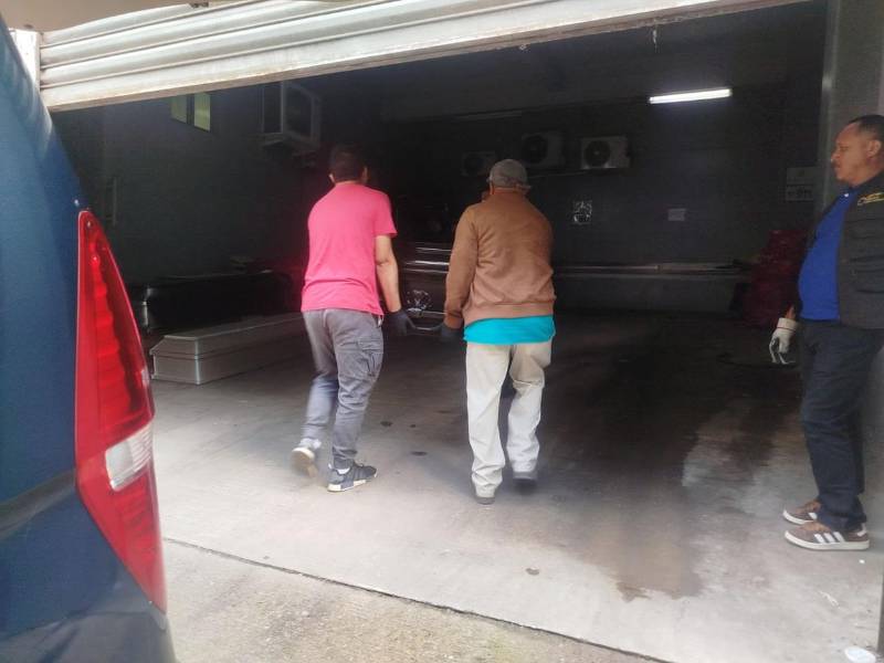 Momento en que retiran de Medicina Forense el cuerpo del fiscal Santiago René Moncada.