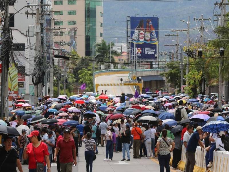 Cientos de docentes se movilizaron este martes hacia las inmediaciones de Casa Presidencial en Tegucigalpa. Fotografía de La Prensa.