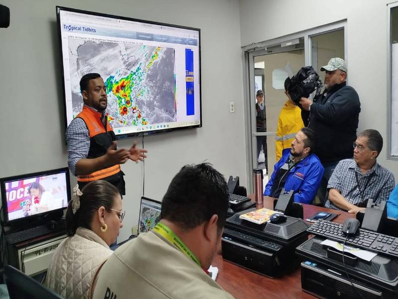 Imagen de la reunión de este martes. Participaron miembros de la Comisión Permanente de Contingencias (Copeco), el Cuerpo de Bomberos de Honduras y las Fuerzas Armadas. Foto cortesía
