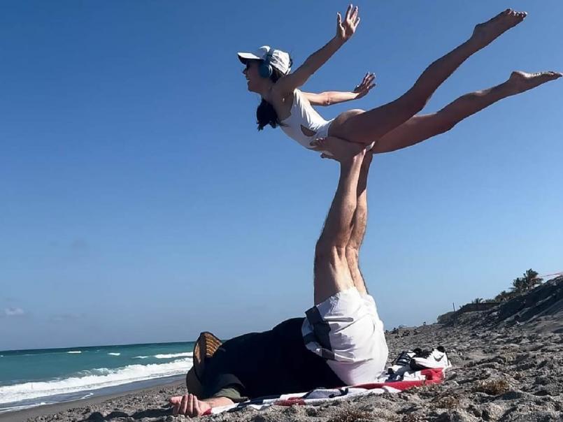 ¡Es 49 años menor! Técnico causa revuelo por relación con animadora