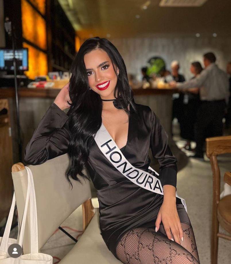 Lo cierto es que la reina catracha luce hermosa con este atuendo. 