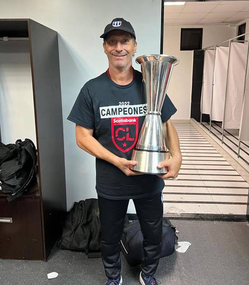 Pedro Troglio, feliz y orgulloso con su primer trofeo internacional dirigiendo al Olimpia.