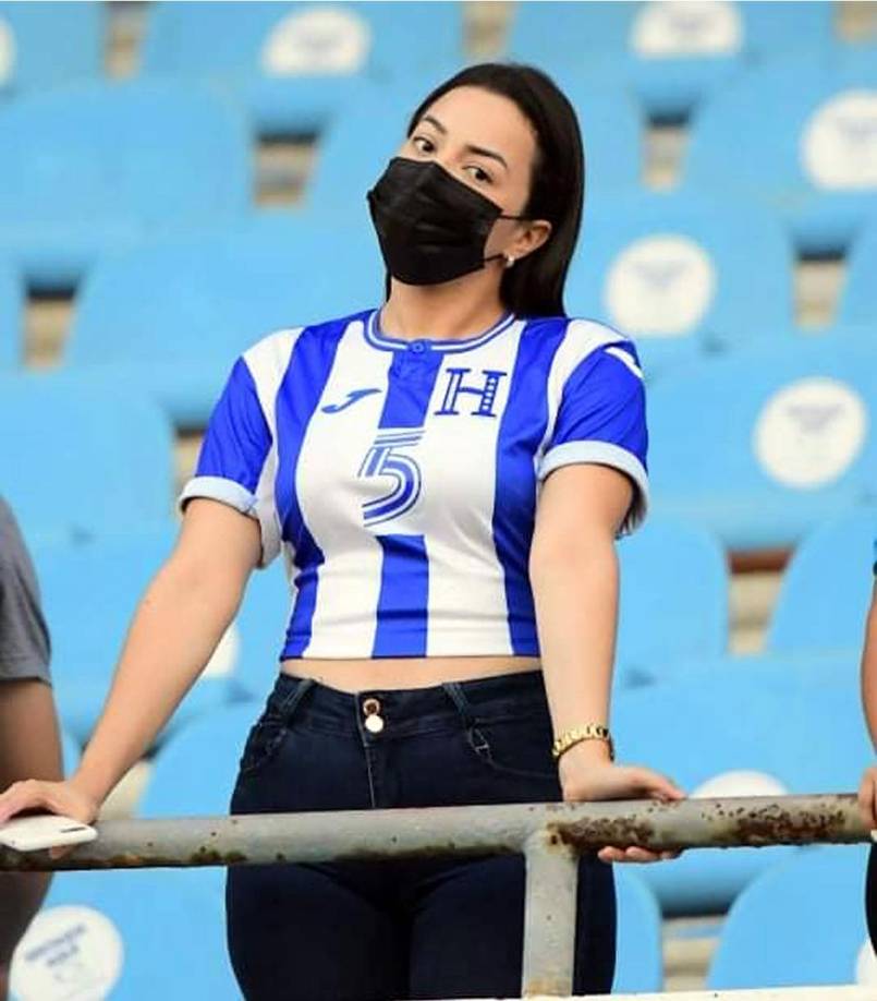 Esta hermosa aficionada asistió al coloso sampedrano para apoyar a la Selección.