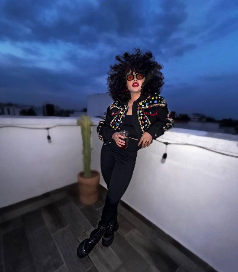 En un video viralizado en redes sociales, se escucha cuando miembros de la comunidad ovacionan y le dicen a la hondureña: “Cesia, hermana, ya eres mexicana” lo que inmediatamente provoca su euforia y responde.