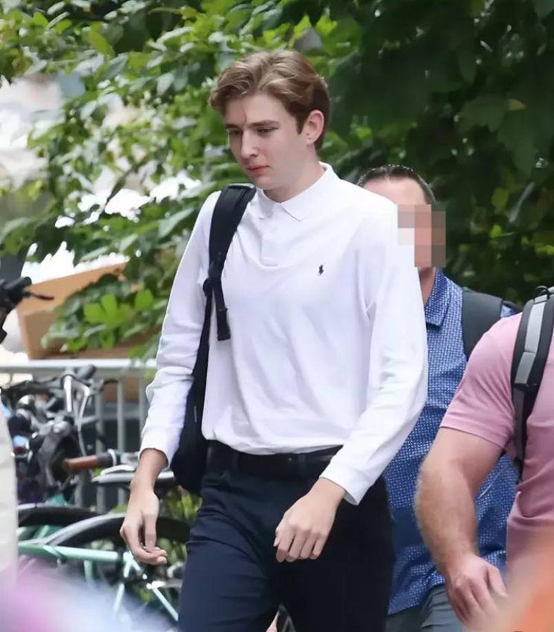 Barron nació el 20 de marzo de 2006 luego de la boda de sus padres en 2005, su nacimiento fue motivo de unidad y conexión para la pareja.