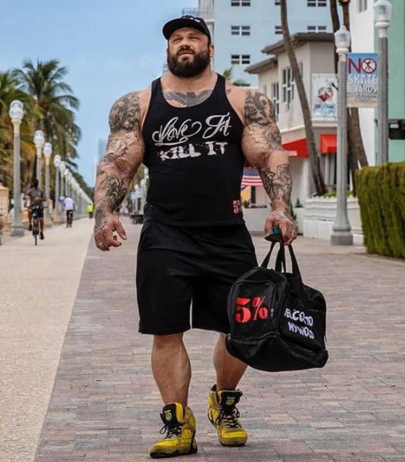 Para sustentar e impulsar su crecimiento, mantenía dietas “monstruosas” que llegaron a alcanzar esas 16.500 calorías, y todo ello hacía que se le conociera como The Mutant (el mutante).