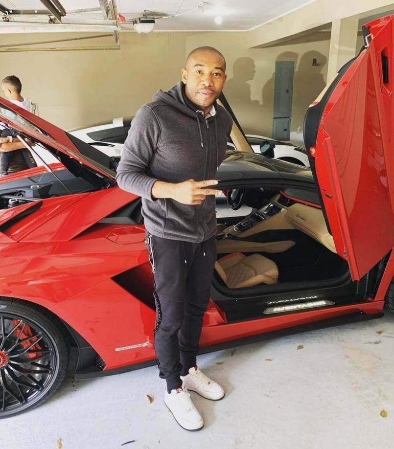 Wilson Palacios con uno de los vehículos que ha usado en su estadía por EUA.