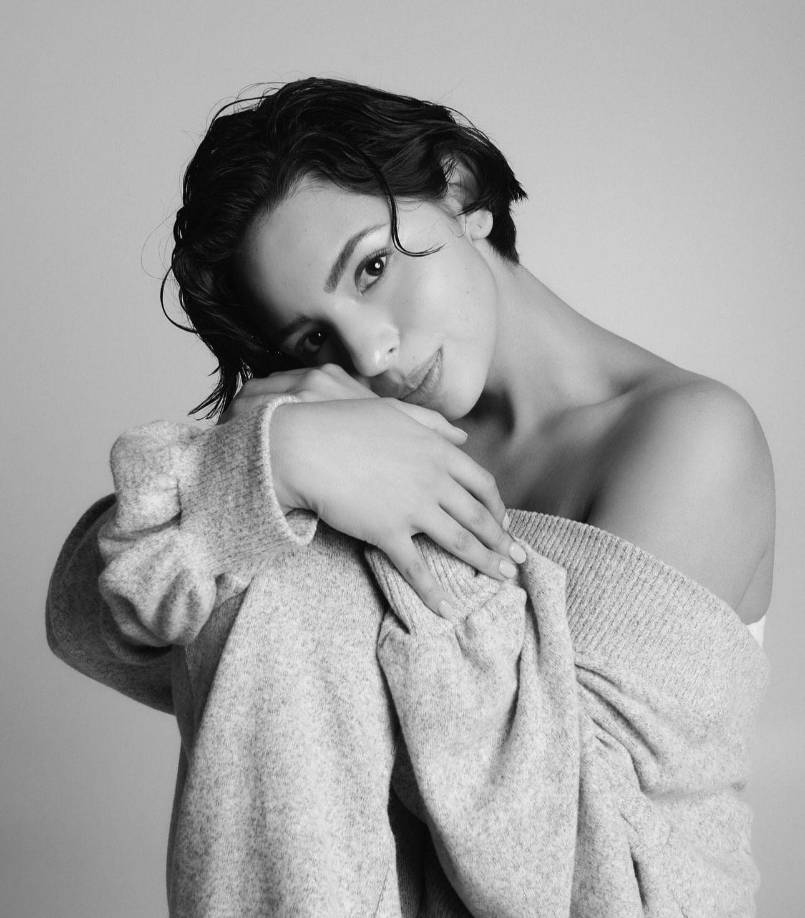 Ángela Aguilar y Christian Nodal no se detienen ante nada, los dos jovencitos están viviendo a plenitud su etapa de noviazgo, fueron captados muy alegres saliendo de hotel en Paris.