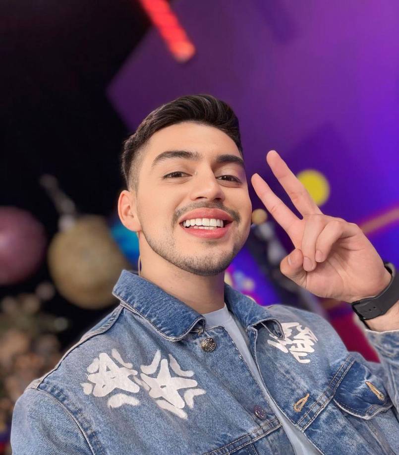 César comparte pantalla con Laura en el programa ´Con Todo´ de la corporación Televicentro. 