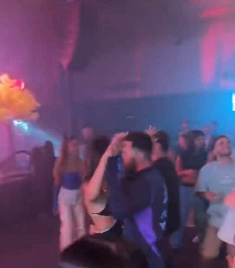 Messi bailó como nunca al lado de Antonela Roccuzzo. Los jugadores le pidieron bailar y el crack rosarino accedió. 