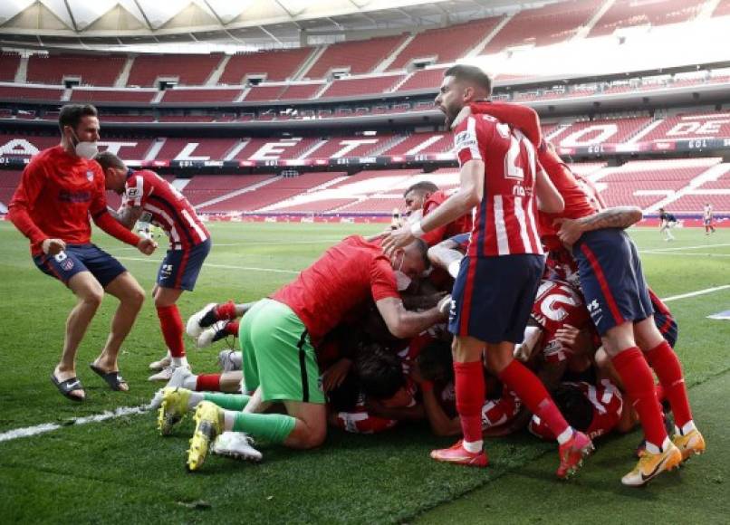 Los jugadores colchoneros se fueron encima de Luis Suárez para celebrar el gol.