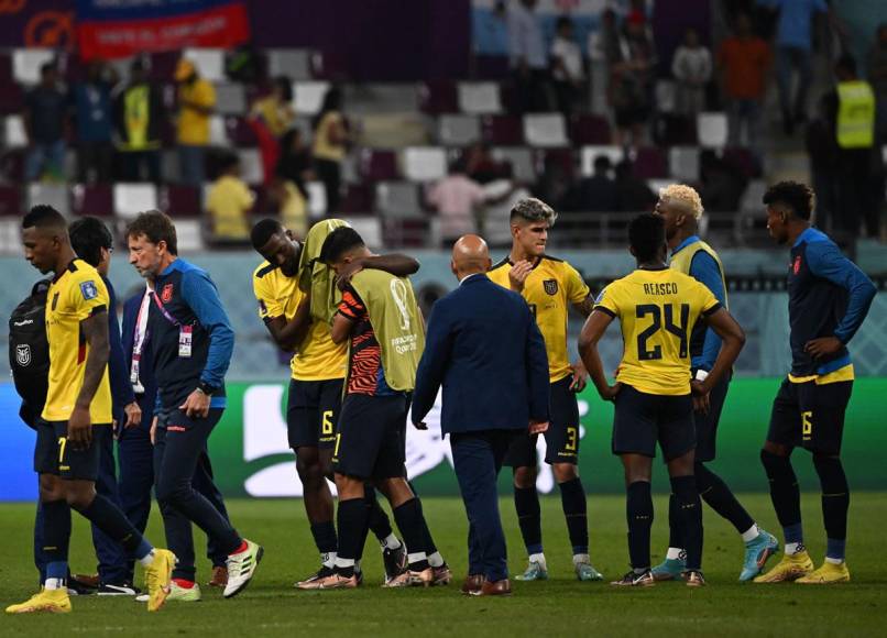 Cabizbajos y tristes se marcharon los jugadores se la Selección de Ecuador del estadio Internacional Khalifa de Al Rayyan tras la eliminación.