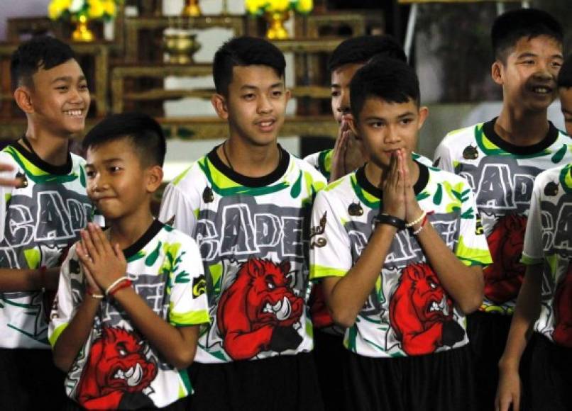 Sonrientes y agradecidos aparecieron ante las cámaras este miércoles los doce niños y su entrenador de fútbol que estuvieron más de dos semanas atrapados en una cueva en Tailandia.