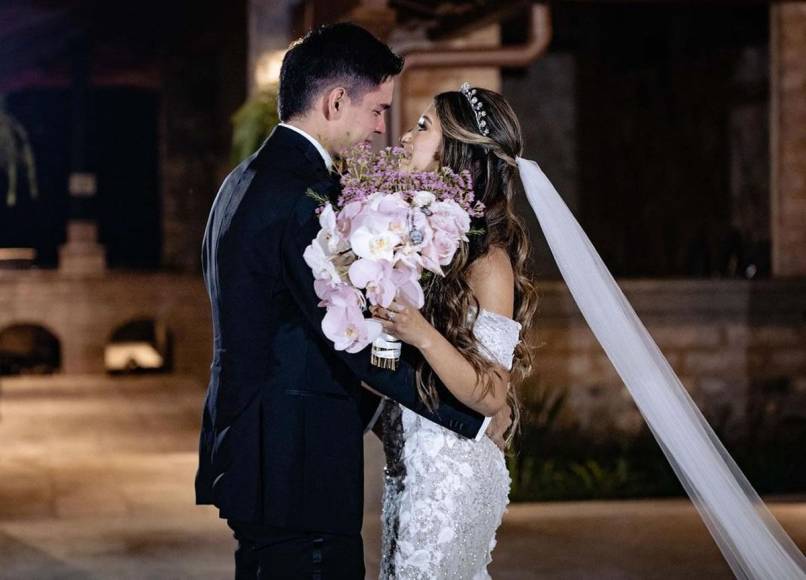 Mauricio Dubón y Nancy Herrera el día de su boda en noviembre de 2021.