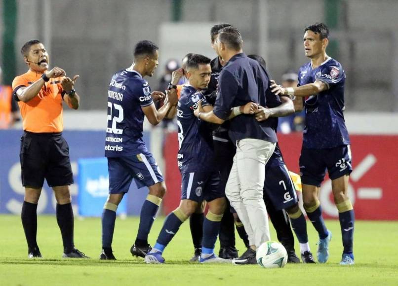 ‘La Tota‘ Medina busca a Armando Castro para encararlo, mientras el árbitro le estaba haciendo este gesto.