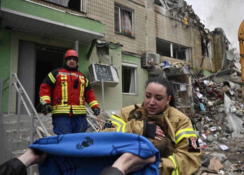 Los bombardeos alcanzaron también infraestructuras en el noreste, este, sur y centro de Ucrania, provocando “apagones de emergencia” en “la mayoría de las regiones”, indicó el ministro de Energía, German Galushchenko. 