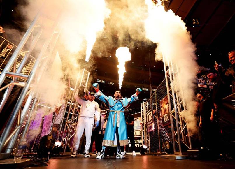 Luego llegó el turno de Teófimo López y el Madison Square Garden estalló de emoción.