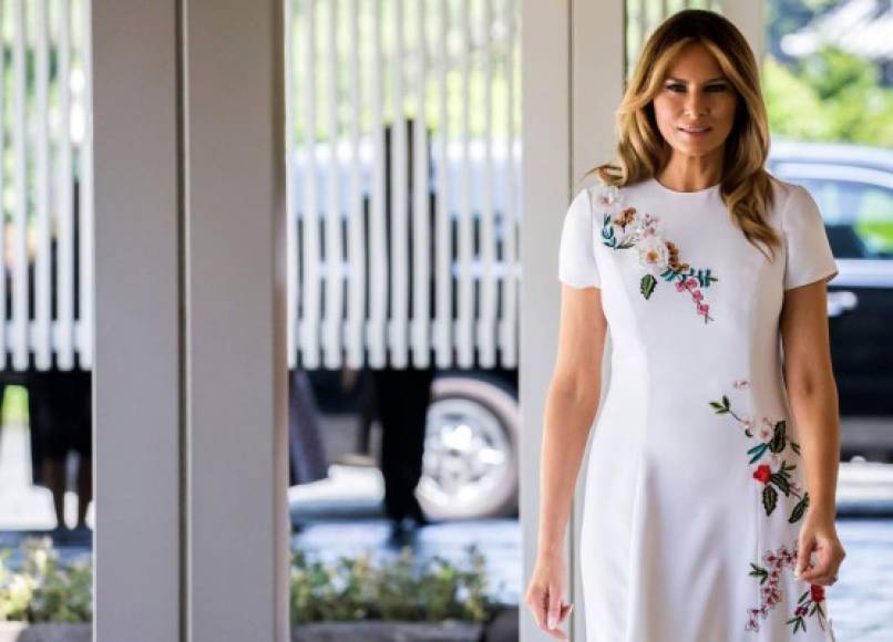 La ex modelo lució un elegante vestido blanco midi con detalle floral firmado por Carolina Herrera y valorado en más de 4,000 dólares.